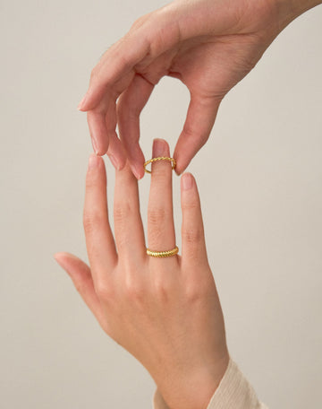 altura brand photo (model fingers with rings)